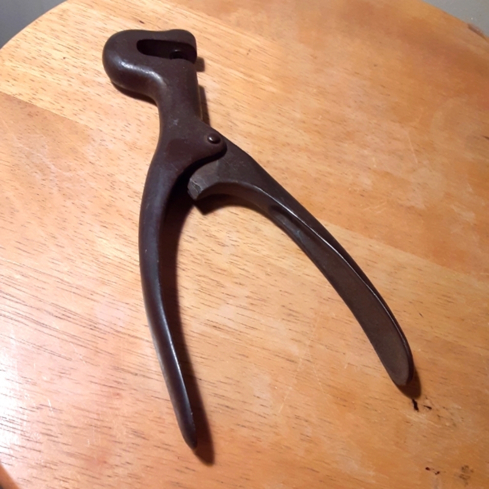 AD706 Apex vintage hole punch.